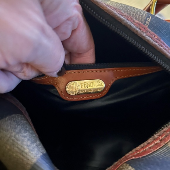 Vintage Fendi authentic purse. Very good condition slightly worn on bottom - Picture 5 of 8